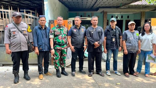 Polisi melakukan olah TKP kasus dugaan perusakan rumah dan intimidasi warga Kota Depok oleh tetangga. Polisi juga mengumpulkan alat bukti terkait kasus itu. (dok Polres Depok)
