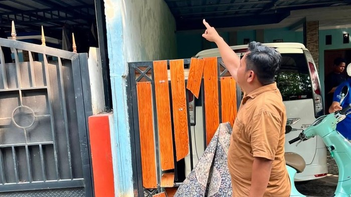 Polisi melakukan olah TKP kasus dugaan perusakan rumah dan intimidasi warga Kota Depok oleh tetangga. Polisi juga mengumpulkan alat bukti terkait kasus itu. (dok Polres Depok)