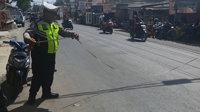 Polisi melakukan olah TKP pemotor tewas terlindas truk