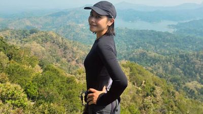 Potret Prilly Latuconsina Liburan-Santap Durian di Kulon Progo