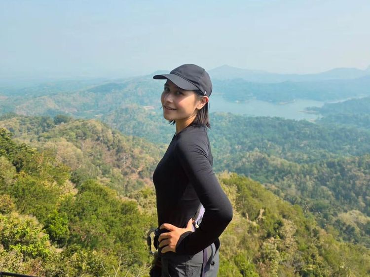 Potret Prilly Latuconsina Liburan-Santap Durian di Kulon Progo