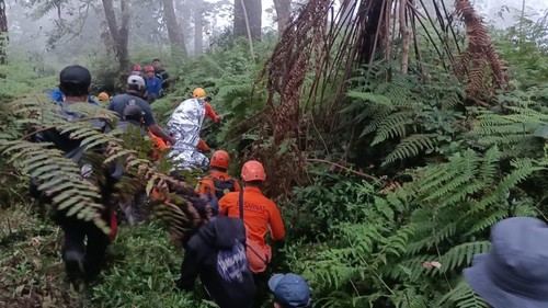 Proses evakuasi terhadap pendaki Gunung Agung yang mengalami kelebihan hingga tak sadarkan diri, Sabtu (18/7/2026) (foto: dok. Basarnas Karangasem)