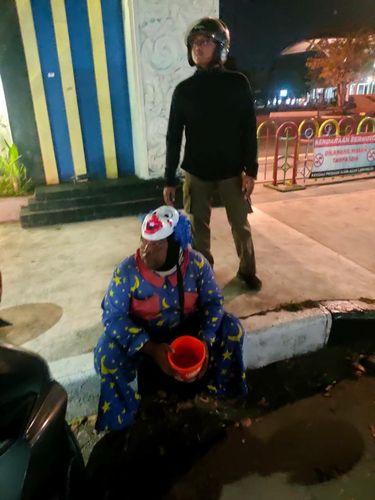 Razia PKL dan Pengemis di Lamongan Satpol PP Lamongan Tertibkan PKL dan Pengemis di Sejumlah Lampu Merah