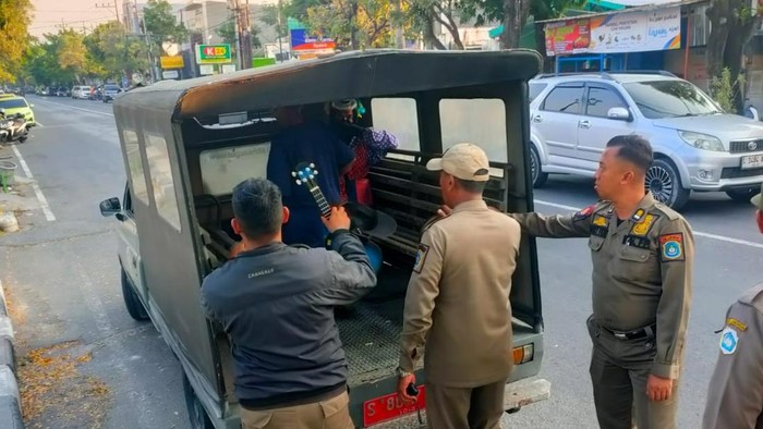 Satpol PP Lamongan Tertibkan PKL dan Pengemis di Sejumlah Lampu Merah