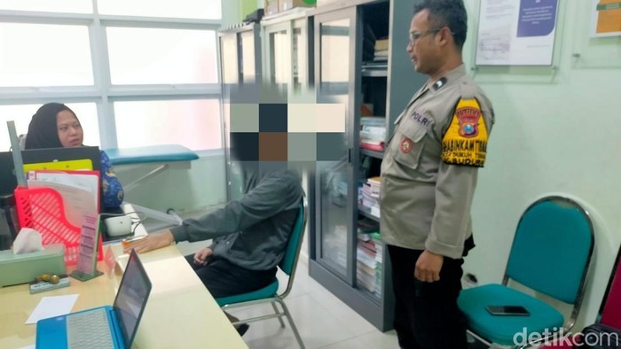 Remaja yang bugil sambil peluk guling saat terima pesanan ojol di Sidoarjo diajak ke Puskesmas.