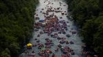 Ribuan Peserta Arungi Sungai Drina dalam Festival Tahunan di Serbia