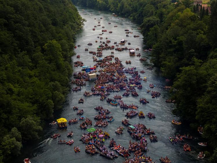 Ribuan Peserta Arungi Sungai Drina dalam Festival Tahunan di Serbia