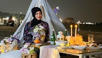 Dalam potret pertamanya, Sajidah Halilintar tampil menawan mengenakan hijab hitam dan busana bermotif floral. Menatap kamera dengan senyum tipis, adik Atta Halilintar itu tampak memegang sebuah buket bunga cantik di tangannya. (Foto: dok Instagram sajidahhalilintar)