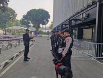 Brimob Polda Metro Sterilisasi Tenis Indoor Senayan, Amankan Konser Mitski