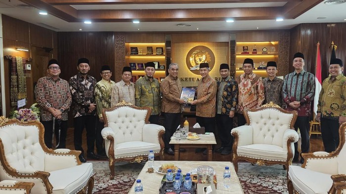 Ketua MPR RI Ahmad Muzani menerima panitia GIHES PMD Gontor di Kompleks MPR/DPR RI