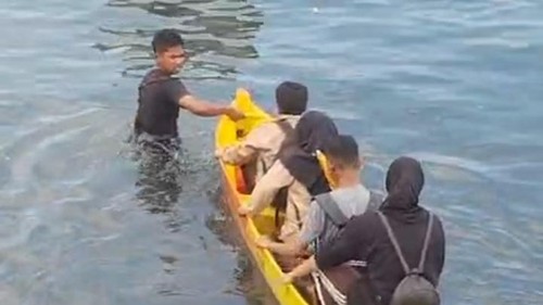 Sejumlah guru dan siswa dievakuasi lewat jalur laut akibat bentrokan antarwarga Desa Narasaosina dan Waiburak di Adonara Timur, Flores Timur, NTT, Sabtu (18/7/2026). (Foto: Dok. Muhammad Sole Kadir)