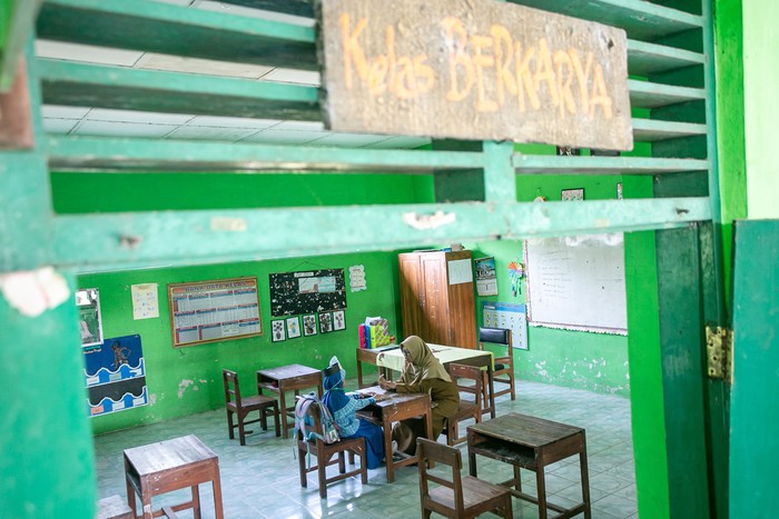 Seorang guru mengajar satu siswa baru saat Masa Pengenalan Lingkungan Sekolah (MPLS) di SD Negeri Cepokosawit II, Boyolali, Jawa Tengah, Senin (13/7/2026). Sekolah tersebut hanya menerima satu siswa baru pada tahun ajaran 2026/2027 sehingga Dinas Pendidikan dan Kebudayaan (Disdikbud) Boyolali berencana mengkaji penggabungan sejumlah sekolah yang kekurangan murid guna menjaga kualitas layanan dan akses pendidikan anak. ANTARA FOTO/Mohammad Ayudha/tom.