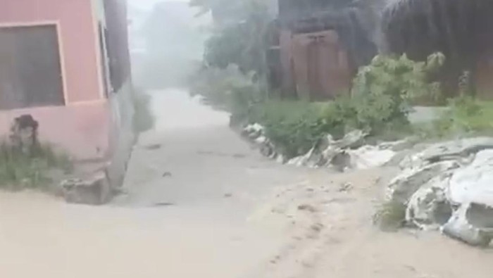Sungai Batang Maninjau yang ada di Kecamatan Tanjung Raya, Kabupaten Agam, Sumatera Barat, meluap (Foto: istimewa)