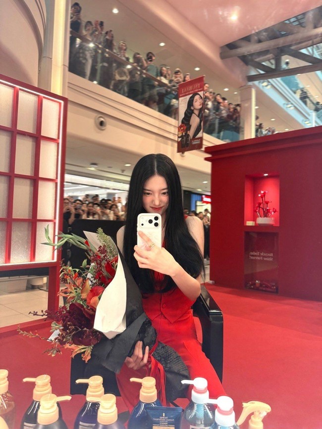 “Hello everyone, I’m Suzy! I’m so happy to be here in Singapore for Tsubaki’s pop up. It’s great to see you all. Thank you for coming today!” seru Suzy menyapa penggemar, fasih dalam Bahasa Inggris. Foto: Instagram