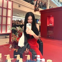 “Hello everyone, I’m Suzy! I’m so happy to be here in Singapore for Tsubaki’s pop up. It’s great to see you all. Thank you for coming today!” seru Suzy menyapa penggemar, fasih dalam Bahasa Inggris. Foto: Instagram