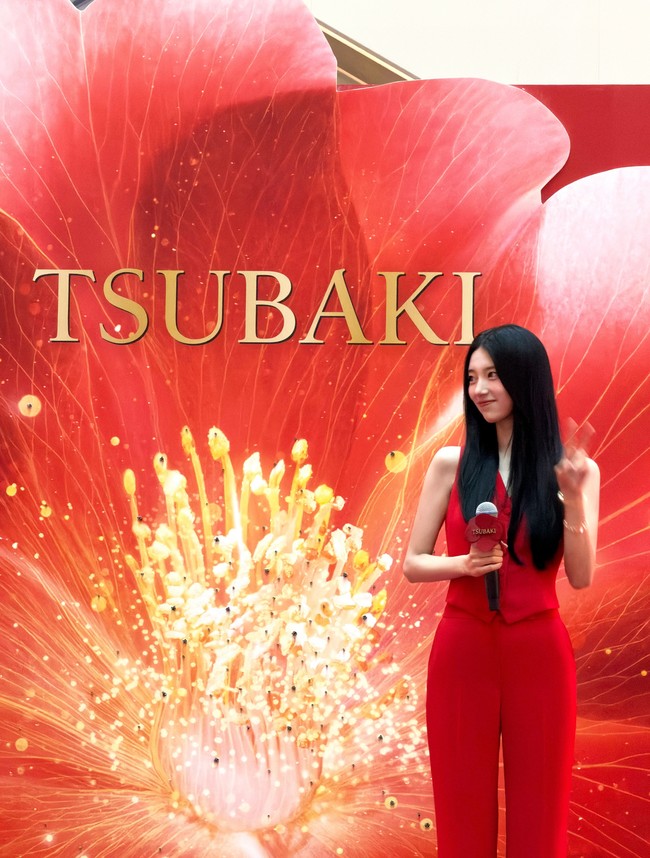 Ia menyapa penggemar yang memadati Plaza Singapura, mengenakan paduan vest dan celana merah dari avouavou. Gaya Suzy dilengkapi dengan kemewahan kalung dan cincin emas FRED Jewelry. Foto: Instagram