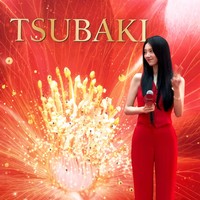 Ia menyapa penggemar yang memadati Plaza Singapura, mengenakan paduan vest dan celana merah dari avouavou. Gaya Suzy dilengkapi dengan kemewahan kalung dan cincin emas FRED Jewelry. Foto: Instagram