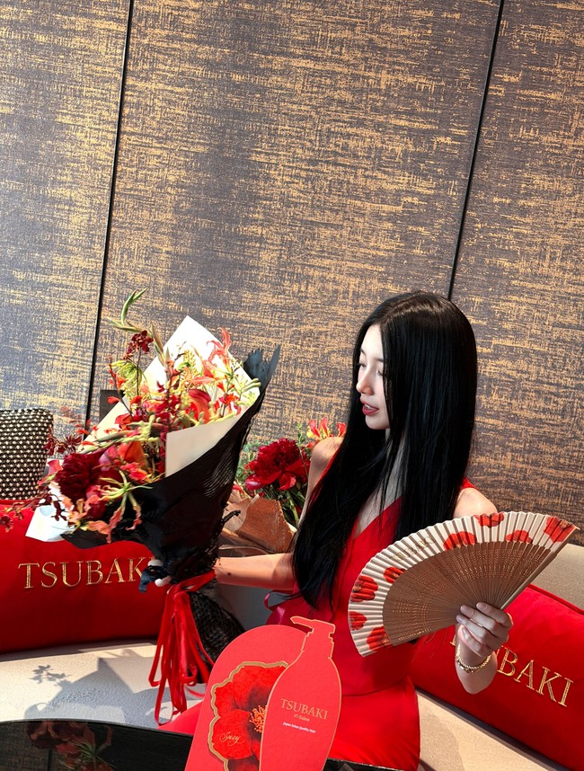 Dalam kesempatan itu, Suzy juga mengungkap rahasianya memiliki rambut indah. Memastikan rambutku tetap dalam kondisi baik itu sangat penting… Untuk mewujudkannya, yang benar-benar penting adalah beristirahat. Luangkan waktu seharian untuk beristirahat, bersantai, dan menjadi diri sendiri.” Foto: Instagram