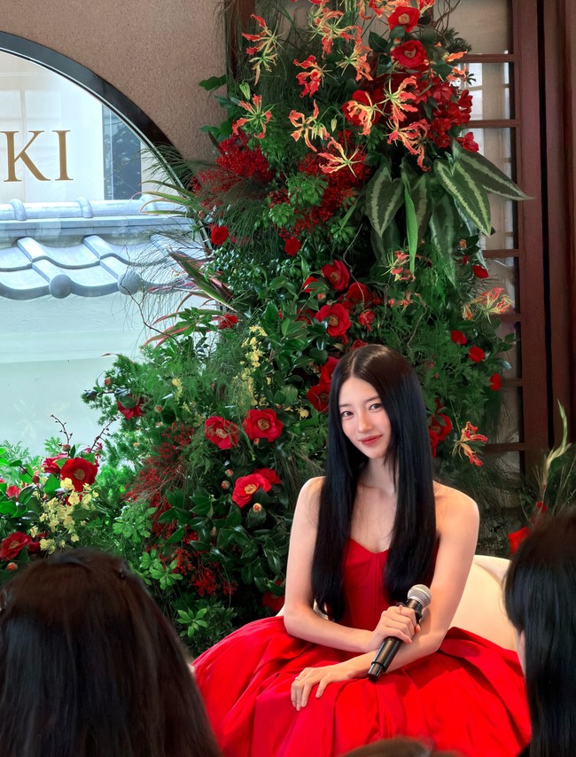 Suzy bertandang ke Singapura. Bintang drama Korea Genie Make A Wish itu meramaikan acara salon pop-up experience merek sampo Jepang, yang menggaetnya sebagai global ambassador. Foto: Instagram