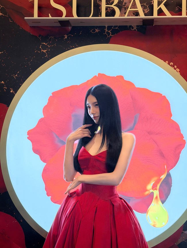 Tampil berbalut busana serba merah. Suzy memancarkan keanggunan dengan rambut hitamnya yang berkilau bak anime. Foto: Instagram