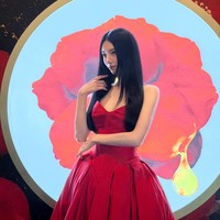 Tampil berbalut busana serba merah. Suzy memancarkan keanggunan dengan rambut hitamnya yang berkilau bak anime. Foto: Instagram