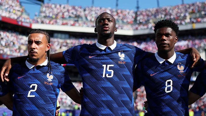 PHILADELPHIA, PENNSYLVANIA - JULY 04: (L-R) Malo Gusto #2, Ibrahima Konate #15 and Aurelien Tchouameni #8 of France line up for the national anthem before the FIFA World Cup 2026 Round of 16 match between Paraguay and France at Philadelphia Stadium on July 04, 2026 in Philadelphia, Pennsylvania. (Photo by Maddie Meyer - FIFA/FIFA via Getty Images)