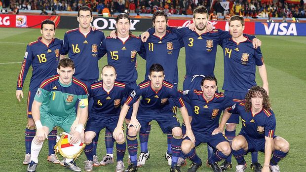 JOHANNESBURG, SOUTH AFRICA - July 11: Spain Team Group (br) Pedro, Sergio Busquets, Sergio Ramos, Joan Capdevila, Gerard Pique, Xabi Alonso, (fr) Iker Casillas, Andres Iniesta, David Villa, Xavi, Carles Puyol before the 2010 FIFA World Cup Final match between Netherlands and Spain at Soccer City on July 11, 2010 in Johannesburg, South Africa. (Photo by Richard Sellers/Sportsphoto/Allstar via Getty Images)