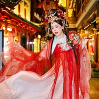 Terungkap biaya pengalaman Wanghong dibanderol seharga 150 ribu won (atau setara Rp 1,8 juta). Sudah termasuk dengan sewa pakaian, penataan rambut dan riasan, serta sesi foto di Yuyuan. Sebelum Kyuhyun, ada Han Ga In dan Mijoo Lovelyz yang mencuri perhatian netizen dengan transformasinya. Foto: Instagram
