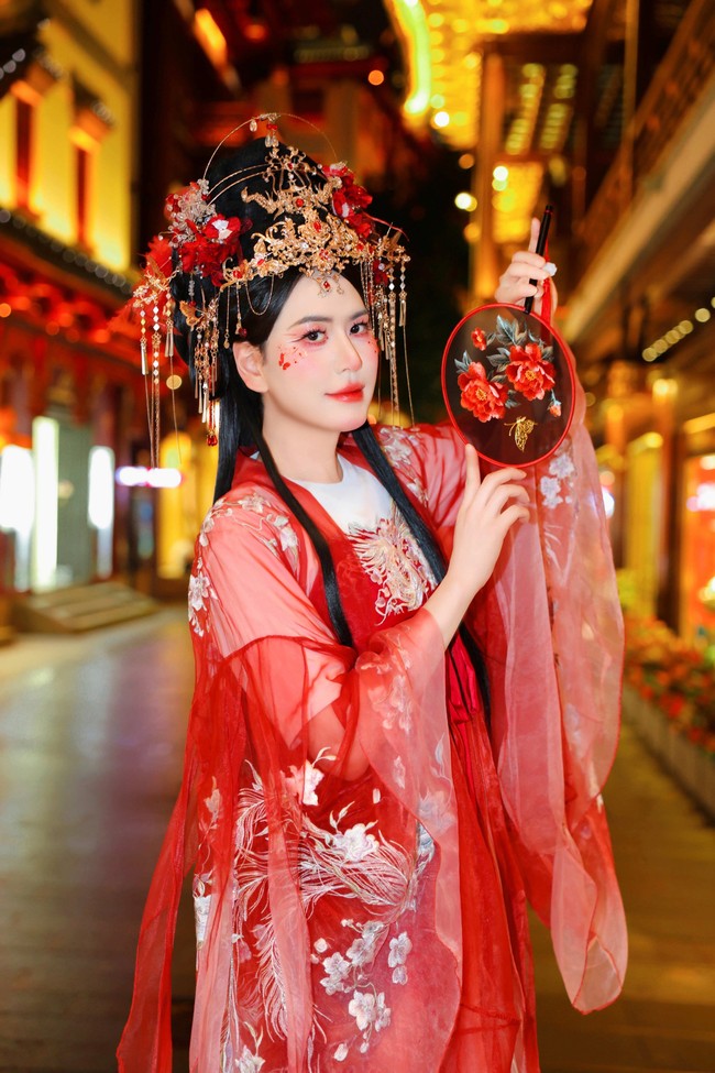 Bukan AI! Kyuhyun mencoba tren makeup Wanghong yang sudah diikuti banyak aktris dan idol wanita Korea ketika berada di Shanghai, Cina. Personel Super Junior ini berani tampil beda dan membuat fans terkejut dengan visualnya berbalut busana ratu Cina. Foto: Instagram