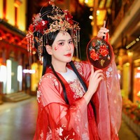 Bukan AI! Kyuhyun mencoba tren makeup Wanghong yang sudah diikuti banyak aktris dan idol wanita Korea ketika berada di Shanghai, Cina. Personel Super Junior ini berani tampil beda dan membuat fans terkejut dengan visualnya berbalut busana ratu Cina. Foto: Instagram