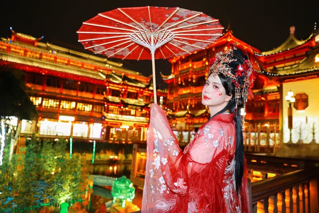 Ia pun memamerkan foto-fotonya lewat media sosial Cina Xiaohongshu. “Influencer challenge. Aku hampir tidak mengenali diriku! Berapa skor yang akan kalian berikan? Apakah kali ini aku bisa mencuri hati warga Shanghai?” tulisnya sebagai caption. Foto: Instagram