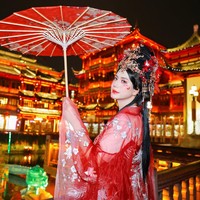 Ia pun memamerkan foto-fotonya lewat media sosial Cina Xiaohongshu. “Influencer challenge. Aku hampir tidak mengenali diriku! Berapa skor yang akan kalian berikan? Apakah kali ini aku bisa mencuri hati warga Shanghai?” tulisnya sebagai caption. Foto: Instagram