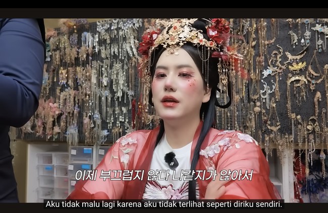 Kini banyak penggemar bernostalgia karena ini bukan pertama kalinya Kyuhyun berdandan seperti wanita. Tampil bergaun merah dan berbalut wig pirang, Kyuhyun menghebohkan penggemar saat membawakan lagu Something di konser SMTOWN 2014 bersama Minho SHINee, Changmin TVXQ, dan Suho EXO. Foto: Instagram