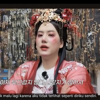Kini banyak penggemar bernostalgia karena ini bukan pertama kalinya Kyuhyun berdandan seperti wanita. Tampil bergaun merah dan berbalut wig pirang, Kyuhyun menghebohkan penggemar saat membawakan lagu Something di konser SMTOWN 2014 bersama Minho SHINee, Changmin TVXQ, dan Suho EXO. Foto: Instagram