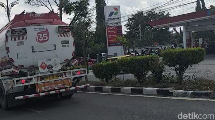 Truk BBM Pertalite tiba di SPBU Pangkalan Bun yang dinantikan warga.
