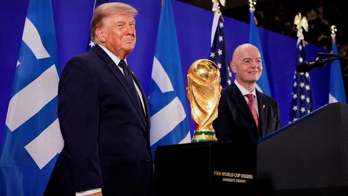 Trump berdiri di sebelah Presiden FIFA Gianni Infantino (Foto: REUTERS/Evan Vucci)