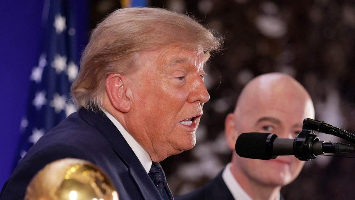 Trump , tampak didampingi Presiden FIFA Gianni Infantino, saat berbicara dalam acara FIFA yang digelar di Trump Tower, New York City, pada Jumat (17/7) waktu setempat