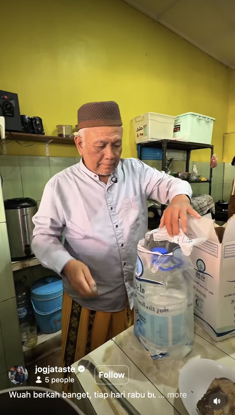 Unik! Sop Ceker di Jogja Ini Diracik dengan Campuran Air Zam-zam Unik! Sop Ceker di Jogja Ini Diracik dengan Campuran Air Zam-zam