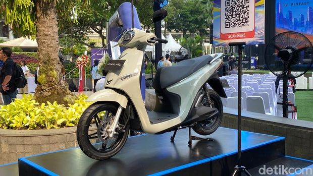 VinFast resmi meluncurkan tiga motor listrik di Jakarta, Sabtu (18/7/2026). Ada tiga model yang dipasarkan yakni VinFast Evo, VinFast Feliz II, VinFast Viper. VinFast resmi meluncurkan tiga motor listrik di Jakarta, Sabtu (18/7/2026). Ada tiga model yang dipasarkan yakni VinFast Evo, VinFast Feliz II, VinFast Viper.