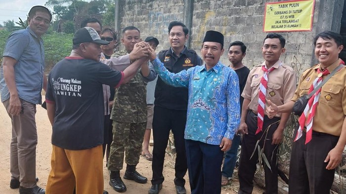 Warga membuka blokade jalan ke SMAN di Lampung Timur