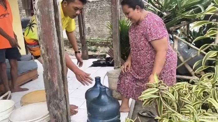 Warga saat mengangkut air bersih dari PMI