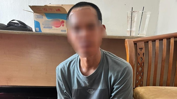 Warga yang menusuk kepala desanya di Ogan Ilir, Sumatera Selatan, saat ditangkap polisi