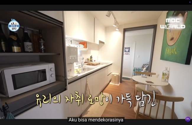 Saking sederhana rumahnya, Yuri mengaku banyak membeli perabotan bekas. Seperti meja makan dan sofa seharga 30 ribu won atau Rp 361 ribuan. Ia juga memilih untuk memakai kulkas second. Foto: dok. MBC