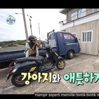 Acara televisi Home Alone memperlihatkan keseharian Yuri di luar kesibukan akting. Ia bepergian mengendarai motor skuter di jalanan Pulau Jeju yang sepi, kerap mendatangi tempat penampungan anjing, dan makan bersama pemilik restoran lokal yang hangat seperti keluarga. Foto: dok. MBC