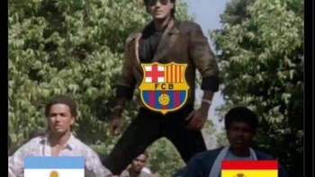 Fans Barcelona saat ini. Sepertinya mereka bingung mau dukung siapa. Foto: X.com