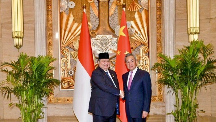 Airlangga Hartarto dengan Menteri Luar Negeri China