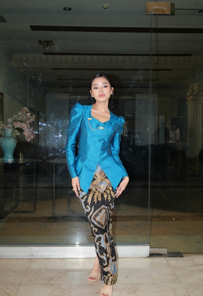 Aqeela Calista tampil memikat mengenakan kebaya biru elektrik dengan sentuhan modern. Dari unggahan Instagramnya diketahui bahwa kebaya tersebut merupakan rancangan desainer kenamaan, Dimas Singgih. Foto: Instagram/@aqeelacalista