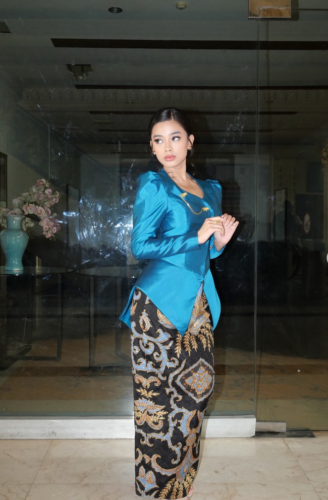 Kebaya berbahan satin itu memiliki potongan mengikuti lekuk tubuh dengan detail bahu sedikit mengembang sehingga menciptakan siluet yang lebih tegas. Bagian depan kebaya memiliki belahan menyerupai peplum yang membuat penampilannya terlihat modern. Foto: Instagram/@aqeelacalista