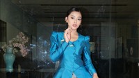 Pesona Aqeela Calista Berkebaya Biru Elektrik, Pancarkan Aura Anggun