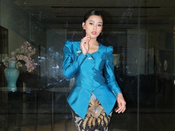 Pesona Aqeela Calista Berkebaya Biru Elektrik, Pancarkan Aura Anggun